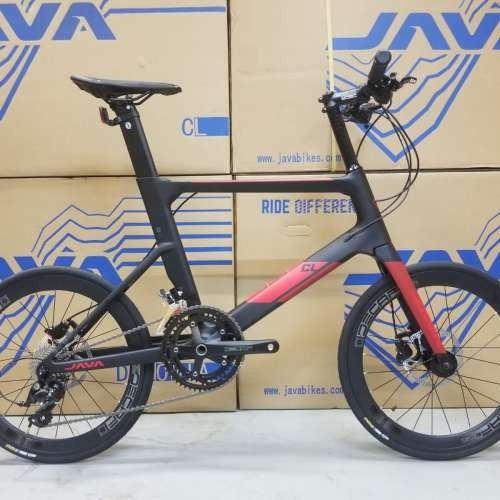 java cl2 R18s （分類：單車）位於 Hong Kong。 由 goodluckbike 提交（商品編號 1337616177，圖片 2）。簡介： java cl2 2x9(18速) 20寸451輪組 線拉油壓剎車 ⭐️ java cl2 R18s 2x9(18速) 20寸451輪組 線拉油壓剎車 鋁合金彎把 本店提供 全新/二手單車買賣 大量配件銷售 專業維修 零件改裝 單車深層清潔 改裝獨一無二單車 提供單車專業意見 歡迎查詢及whtpps 聯絡！！ 在 WhsApp 上向goodluckbike傳送訊息。 營業時間：早上9:30～7:30 全年無休 地址：大圍積福街積壽里3號地下 !! 添好運單車!! 聯絡電話：26 06 68 78/68 81 80 78（可watpps)。