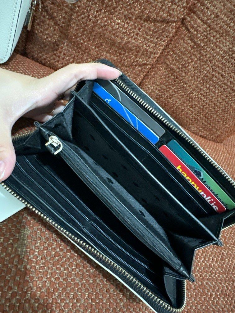 KATE SPADE LONG WALLET (Category: Wallets & Card holders) located in San Juan City. Submitted by declutterbykrispy (Listing ID 1337679095, Image 2). Description: IN VERY GOOD COMDITION LONG WALLET 100% AUNTHENTIC BOUGHT IN US .