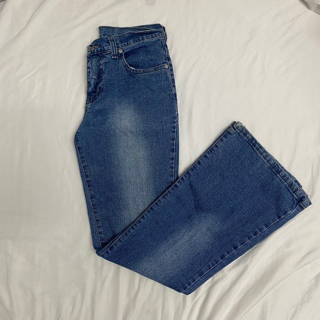 Low waist flared jeans medium to dark wash (Category: Jeans) located in Mandaluyong City. Submitted by fuhtile (Listing ID 1337741283, Image 1). Description: Measurements: Waist 25” Length 39”.