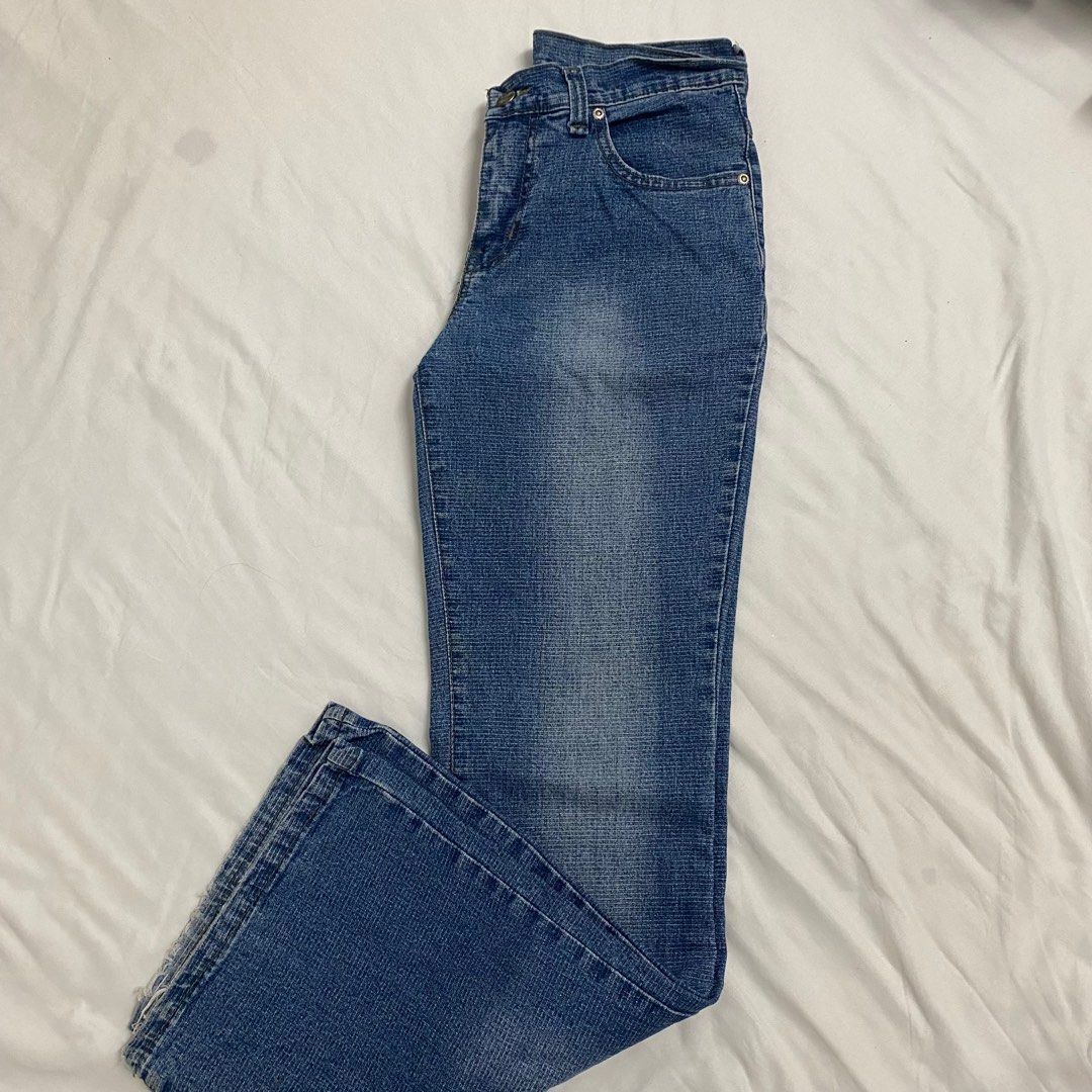 Low waist flared jeans medium to dark wash (Category: Jeans) located in Mandaluyong City. Submitted by fuhtile (Listing ID 1337741283, Image 2). Description: Measurements: Waist 25” Length 39”.