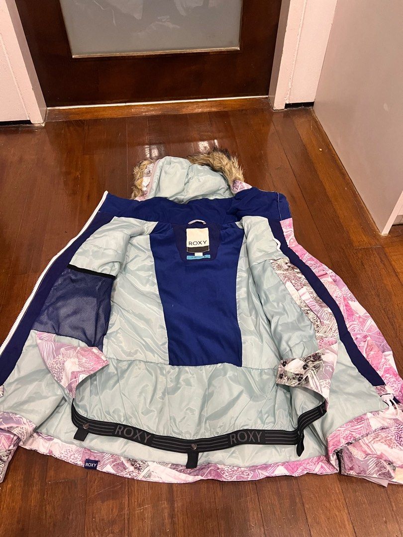 ROXY Winter jacket (Category: Coats, Jackets and Outerwear) located in Singapore. Submitted by shoptravelbuy (Listing ID 1337693417, Image 2). Description: .