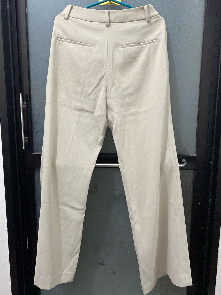 Uniqlo cream. Not stretchable flare pants (Category: Other Bottoms) located in Makati City. Submitted by bebangscloset (Listing ID 1337676390, Image 2). Description: No stains .