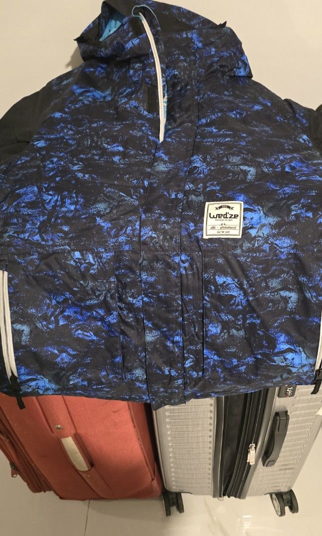 Winter jacket (Category: Babies & Kids Fashion) located in Singapore. Submitted by zan7878 (Listing ID 1337598565, Image 2). Description: use only once. bought at decathlon for 14year old..