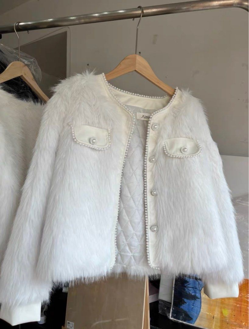 Winter Jacket (Category: Coats, Jackets and Outerwear) located in Singapore. Submitted by luluw (Listing ID 1337610993, Image 1). Description: Brand new for winter season.