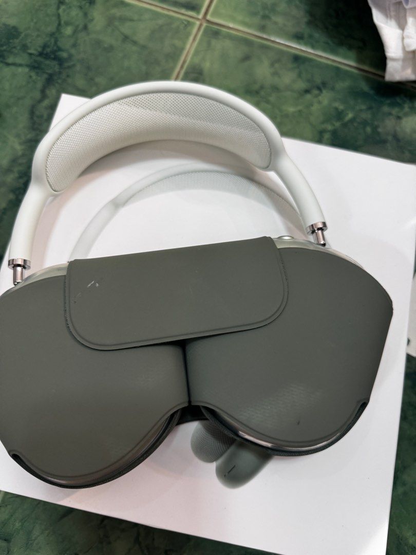Airpods Pro Max Original (Category: Headphones & Headsets) located in Subic. Submitted by tricialgr (Listing ID 1337806803, Image 1). Description: .