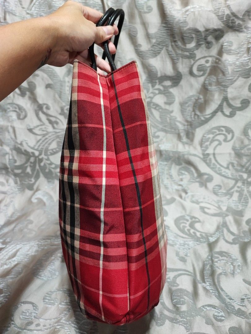 Burberry cabas tote (Category: Luxury Bags & Wallets) located in Baguio. Submitted by ozara.06 (Listing ID 1337863825, Image 3). Description: Burberry cabas tote Original Medium size No flaws 1850.