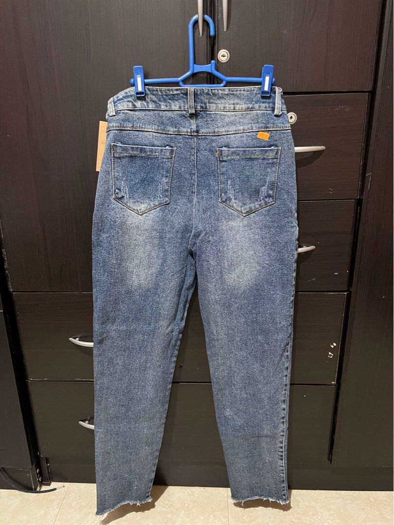 CARGO LIKE JEANS (Category: Jeans) located in Cainta. Submitted by lerlainee (Listing ID 1337879156, Image 2). Description: DM me if you're interested! 😊 Location: Cainta Rizal Mod: Lalamove/LBC Mop: Gcash/Bank .
