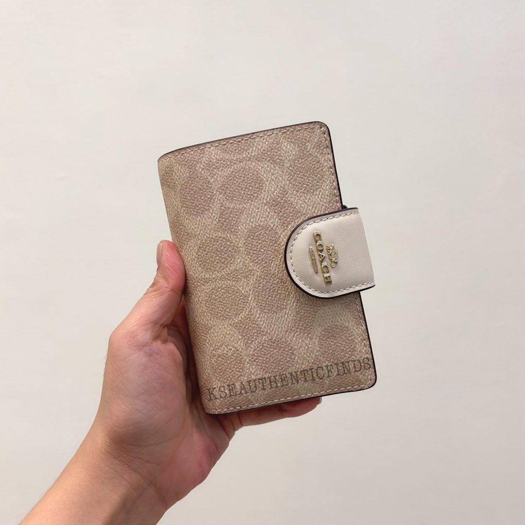 COACH Medium Corner Zip Wallet in Sand/Chalk 🇺🇸 (Category: Luxury Bags & Wallets) located in Pasig City. Submitted by kseauthenticfinds (Listing ID 1337834673, Image 2). Description: 𝗡𝗲𝘄 𝗔𝗿𝗿𝗶𝘃𝗮𝗹✨ Medium Corner Zip Wallet in Sand/Chalk 🇺🇸 Inclusions: tag and care card Pasig on hand Product Details Crossgrain leather Zip coin pocket Snap closure Bill compartment Seven credit card slots 5" (L) x 3 1/2" (H) x 1/2" (W) Disclaimer KSE Aut