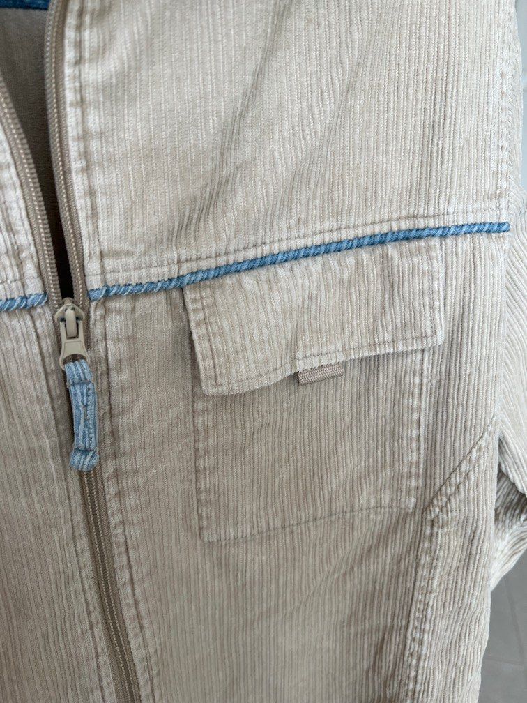 Jacket (Category: Coats, Jackets and Outerwear) located in Singapore. Submitted by jeffreychow (Listing ID 1337816815, Image 3). Description: As shown from photo. Size M. Self collect at my blk below..