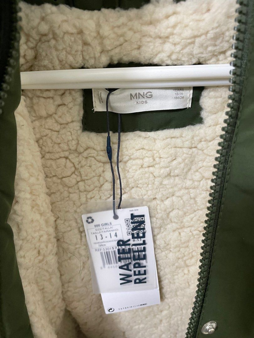 Winter Jacket (Category: Coats, Jackets and Outerwear) located in Singapore. Submitted by fashr (Listing ID 1337897089, Image 4). Description: This is kid size, but it fits adult (ladies) size XS-S. Brand new with tag. No lowballers please. Won’t be entertained. .
