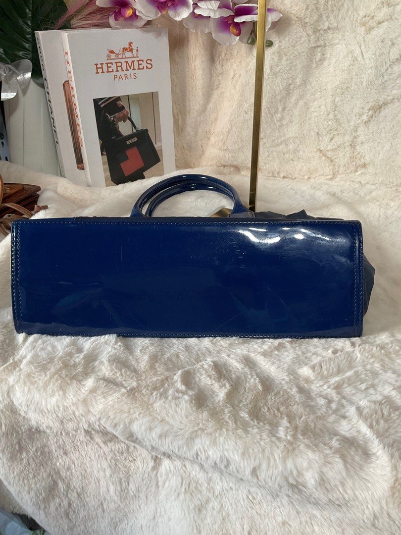 Preloved Tory Burch Ella Tote (Category: Luxury Bags & Wallets) located in La Trinidad. Submitted by naravincollections (Listing ID 1337902977, Image 3). Description: Dimensions: 24 cm(H) x 34 cm(L) x 12cm (W) Color: Blue/Navyblue, not faded,10/10 rate Hardware: Gold, 10\10 color rate Patent leather is still in very good condition, no cracks Nylon and cotton lining is still in excellent condition Some minor dirts still inside, looks washable nama