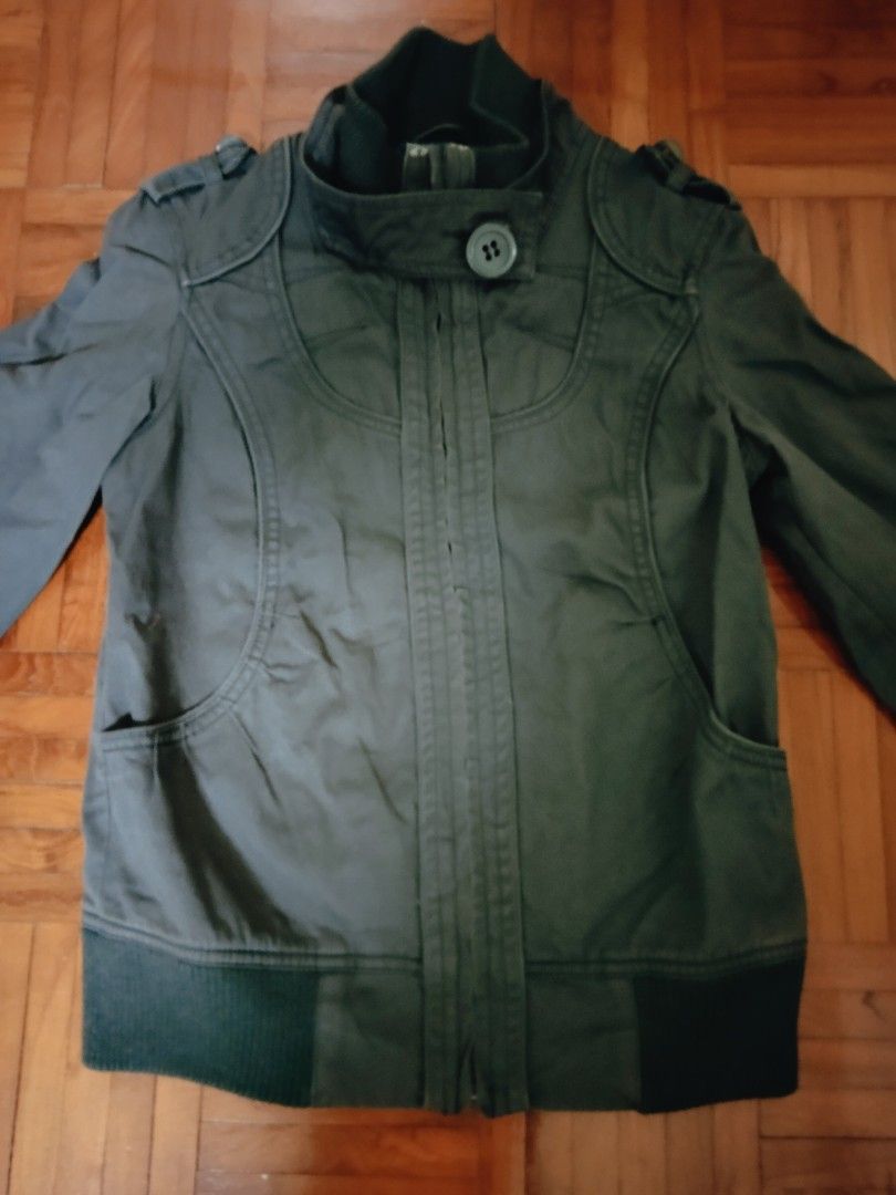 Pull & Bear jacket (Category: Coats, Jackets and Outerwear) located in Singapore. Submitted by blu.crysta (Listing ID 1337919441, Image 1). Description: Size: M/Eu 38/Us 6. Branded, good quality. Condition: Like New..