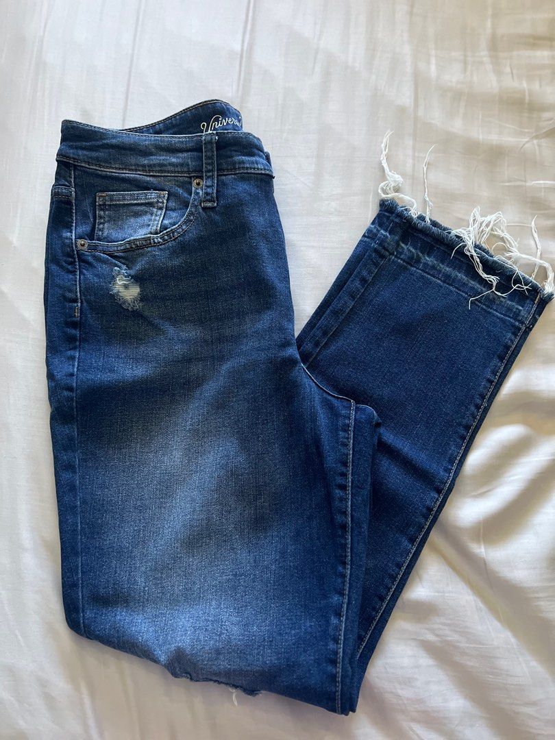 Ripped jeans (Category: Jeans) located in San Fernando. Submitted by _prelovedbysflp (Listing ID 1337819823, Image 2). Description: Straight pants.