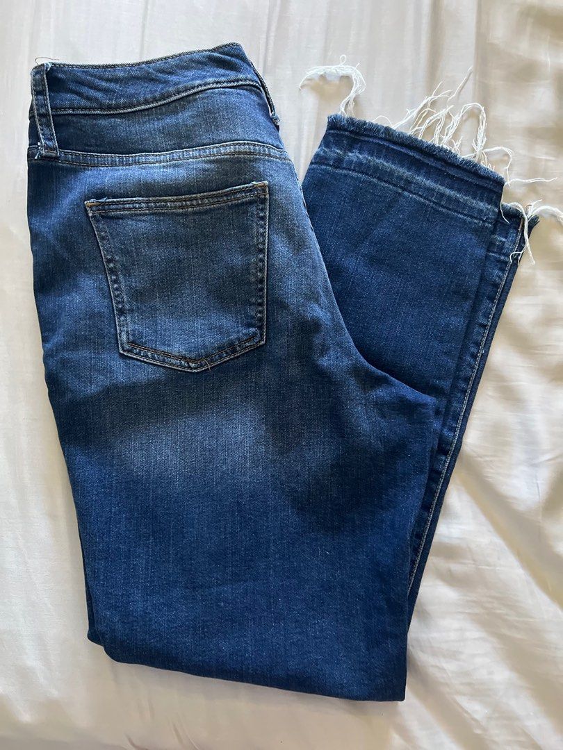 Ripped jeans (Category: Jeans) located in San Fernando. Submitted by _prelovedbysflp (Listing ID 1337819823, Image 1). Description: Straight pants.