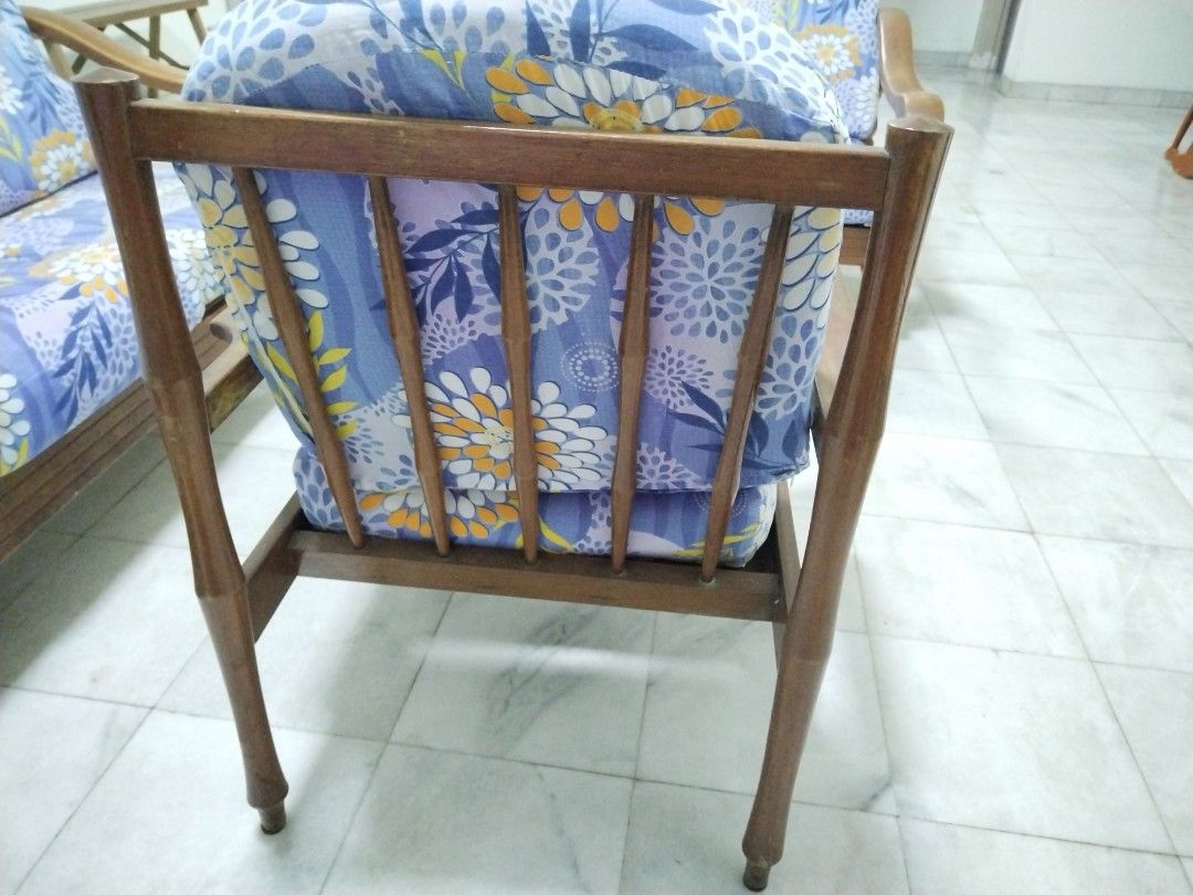 Single solid wood sofa (Category: Chairs) located in Kuala Lumpur. Submitted by livefalcon_a9a7d5 (Listing ID 1337906054, Image 2). Description: .