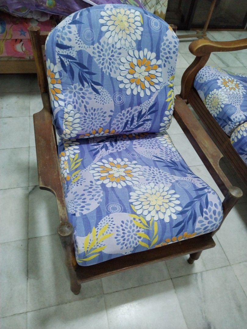 Single solid wood sofa (Category: Chairs) located in Kuala Lumpur. Submitted by livefalcon_a9a7d5 (Listing ID 1337906054, Image 3). Description: .