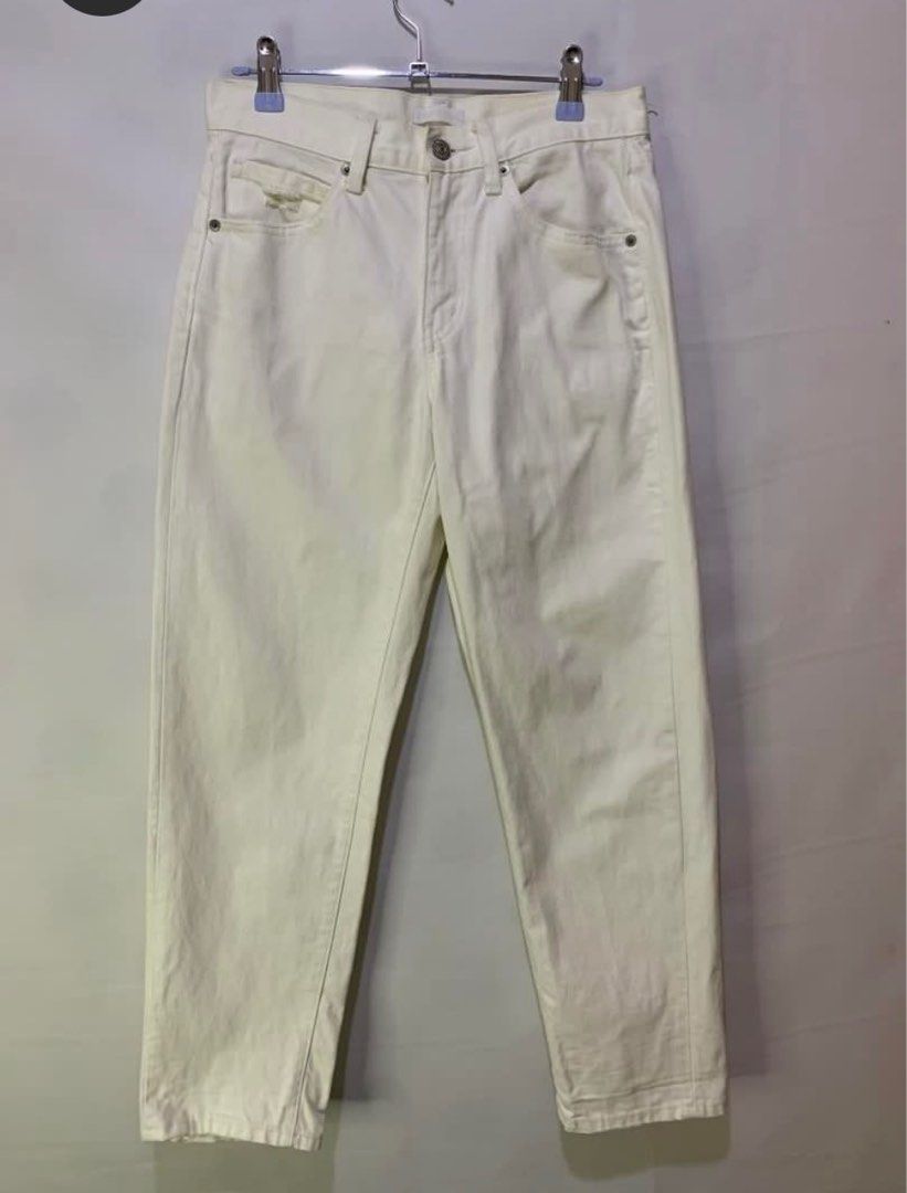 Uniqlo White Pants/Jeans (Category: Jeans) located in Paranaque City. Submitted by makeup_kxko (Listing ID 1337917628, Image 3). Description: No issue. Waist: 24” Length: 36” .
