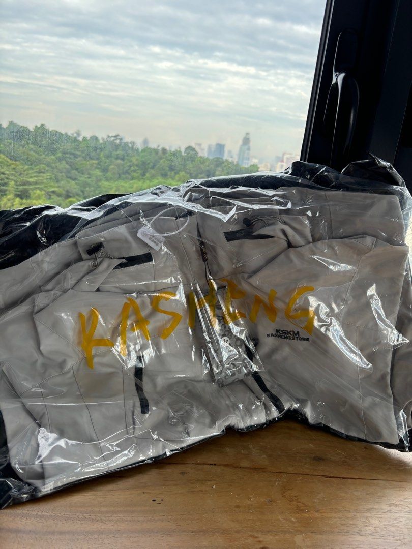 Windproof Jacket (Category: Coats, Jackets and Outerwear) located in Singapore. Submitted by stacelovelife (Listing ID 1337771005, Image 3). Description: Brand new windproof jacket. Sell it at SGD 35.