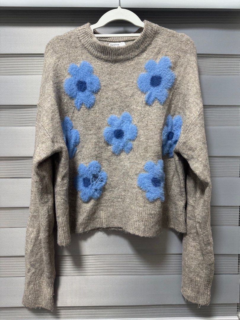 Bersha Long Sleeve Flower Sweater (Category: Longsleeves) located in Orani. Submitted by gsaintz (Listing ID 1337935281, Image 2). Description: With flaw (see photo) Small in tag.