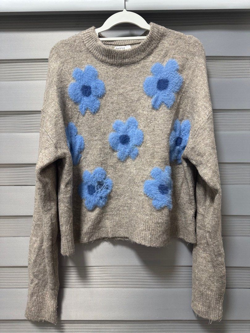 Bersha Long Sleeve Flower Sweater (Category: Longsleeves) located in Orani. Submitted by gsaintz (Listing ID 1337935281, Image 1). Description: With flaw (see photo) Small in tag.