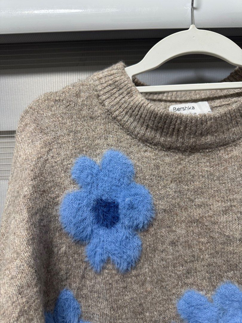 Bersha Long Sleeve Flower Sweater (Category: Longsleeves) located in Orani. Submitted by gsaintz (Listing ID 1337935281, Image 3). Description: With flaw (see photo) Small in tag.