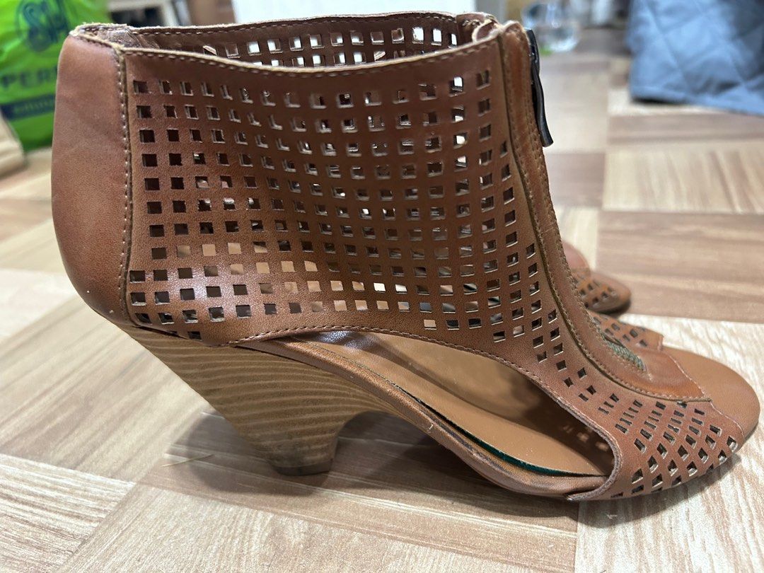 Boots and Heels (Category: Boots) located in Mandaluyong City. Submitted by stuff_coollection (Listing ID 1338001445, Image 3). Description: Take all for 500Php only Size 6 May mga scratches pero magagamit pa rin naman po.