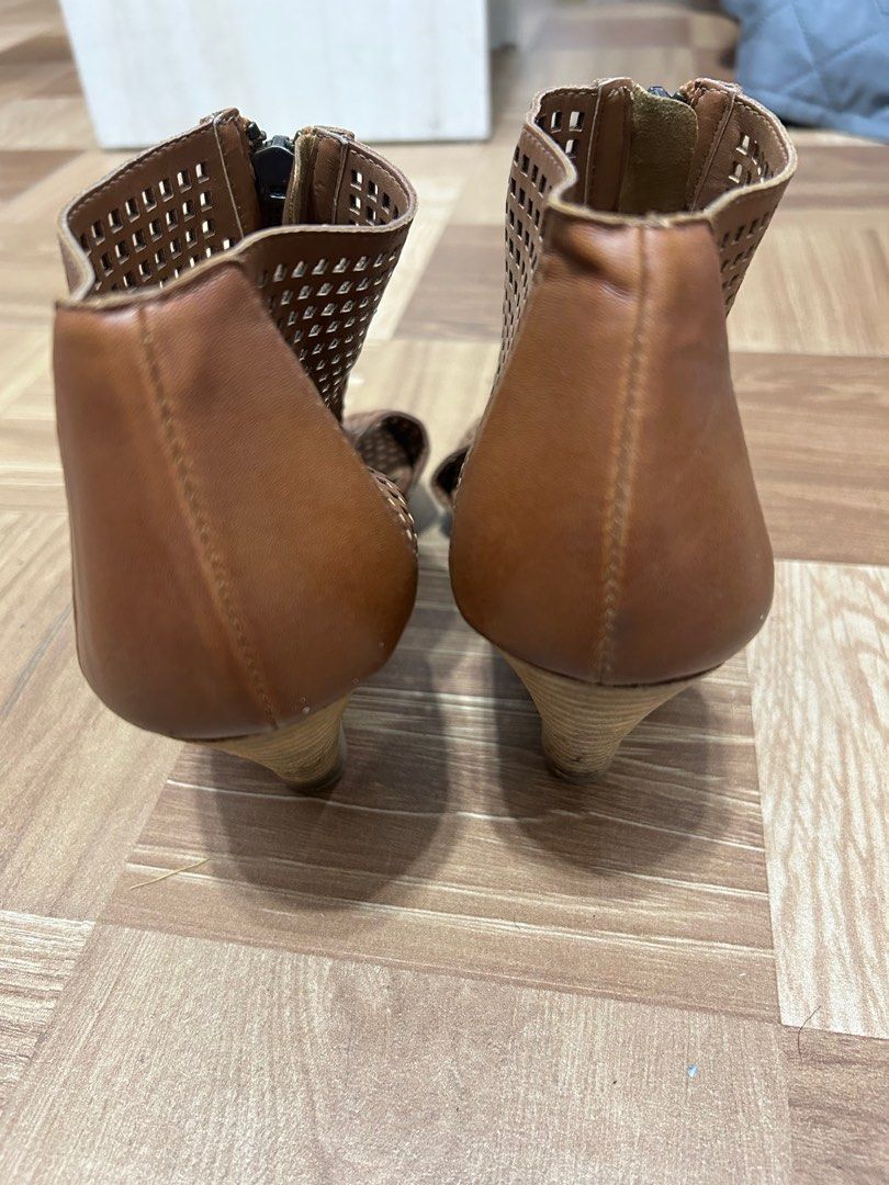 Boots and Heels (Category: Boots) located in Mandaluyong City. Submitted by stuff_coollection (Listing ID 1338001445, Image 2). Description: Take all for 500Php only Size 6 May mga scratches pero magagamit pa rin naman po.