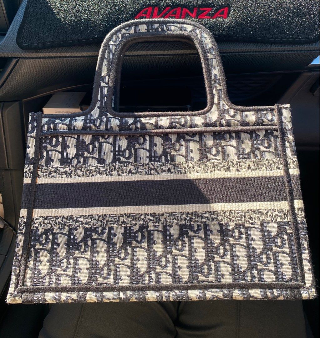 Christian dior bag (Category: Luxury Bags & Wallets) located in Floridablanca. Submitted by aboutbags14 (Listing ID 1337971901, Image 2). Description: .