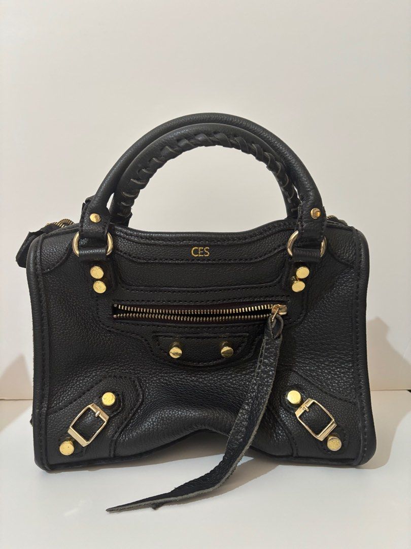 Genuine leather bag (Category: Cross-body Bags) located in Marikina City. Submitted by cessyr (Listing ID 1337989002, Image 3). Description: - Really good quality genuine leather - no strap included .
