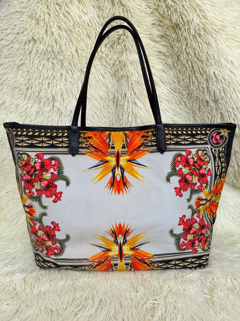 Givenchy Antigona Tote w/ Pouch (Category: Luxury Bags & Wallets) located in Las Pinas. Submitted by Le.Pattie.Luxe (Listing ID 1338034463, Image 2). Description: 💯% Authentic 𝐆𝐢𝐯𝐞𝐧𝐜𝐡𝐲 𝐀𝐧𝐭𝐢𝐠𝐨𝐧𝐚 𝐓𝐨𝐭𝐞 𝐁𝐚𝐠 🖤𝐏𝐡𝐩 𝟏𝟖𝐤🖤 ▪️8/10 condition minor signs of used on the handles rubber glazing and barely noticeable dirt otherwise still in good condition ▪️Inclusions: provided dustbag & pouch ▪️Approx. Dimensions: 15.5 x 13 x 6in 