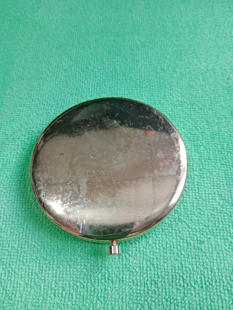 Helloy Kitty compact mirror (Category: Mirrors) located in Tabaco. Submitted by fritznicoleshoppe (Listing ID 1337955127, Image 3). Description: collectible Helloy Kitty compact mirror (JRA / SANRIO). may plastic pa po Ang likod (see photos #4). with minor sign of wear sa labas, pero sa loob napakakinis pa po🥰..