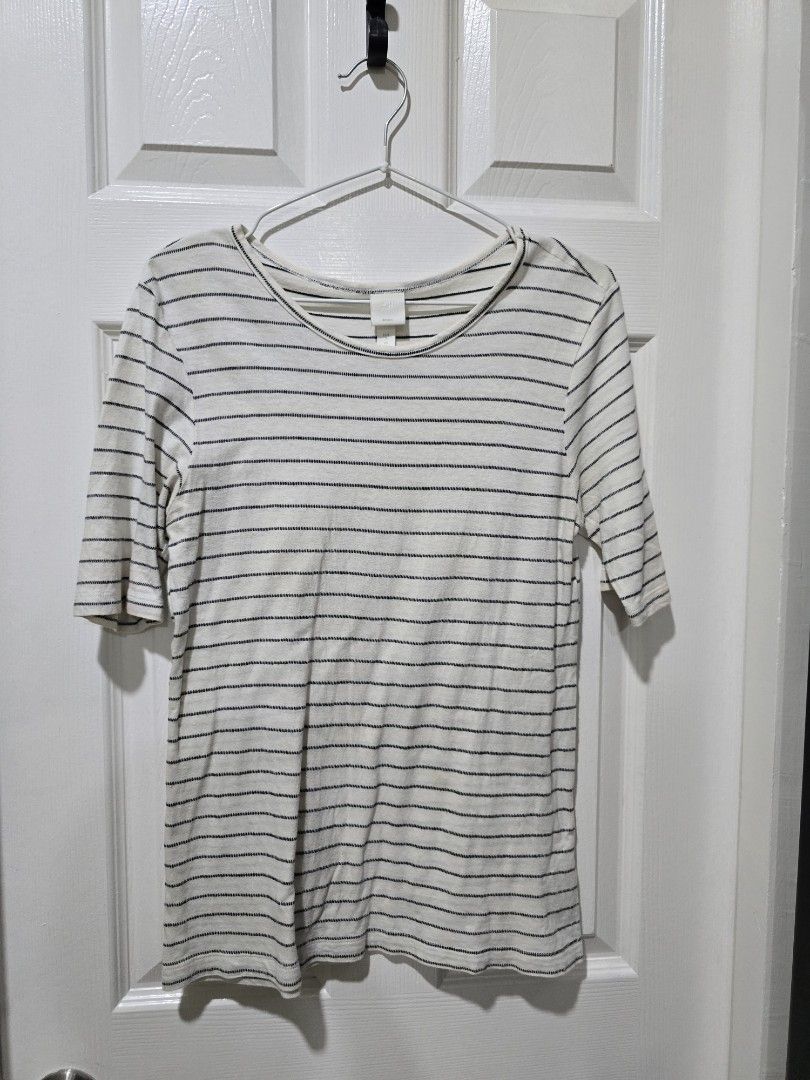 H&M 3/4 Sleeve White Stripe Top (Category: Shirts) located in Mandaluyong City. Submitted by 91reneluv (Listing ID 1338034946, Image 1). Description: M-L Non-Stretchable No WW photos.