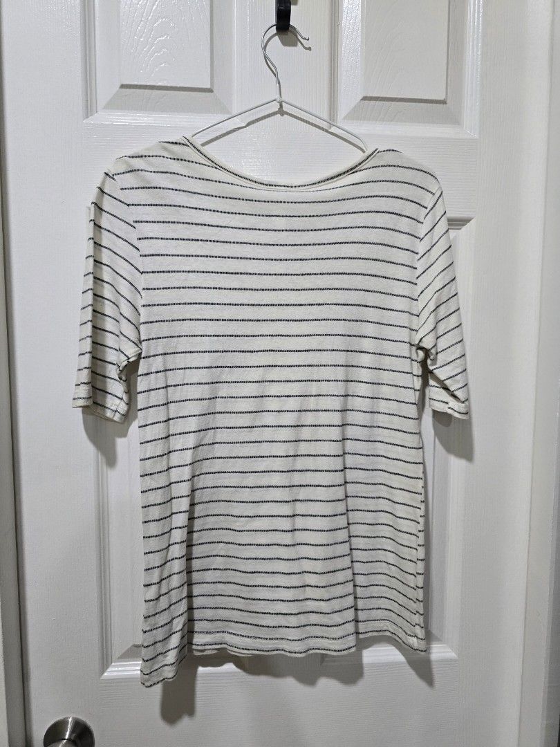 H&M 3/4 Sleeve White Stripe Top (Category: Shirts) located in Mandaluyong City. Submitted by 91reneluv (Listing ID 1338034946, Image 3). Description: M-L Non-Stretchable No WW photos.