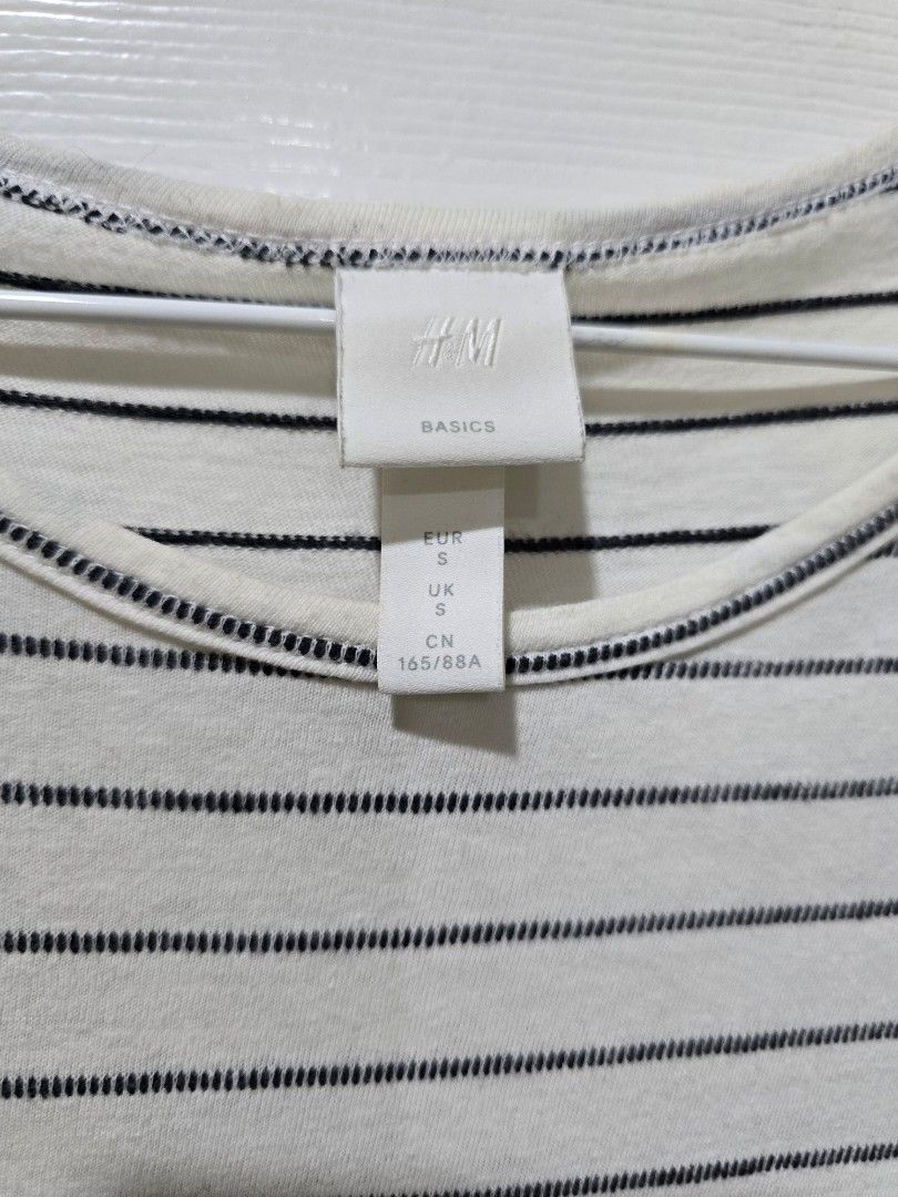 H&M 3/4 Sleeve White Stripe Top (Category: Shirts) located in Mandaluyong City. Submitted by 91reneluv (Listing ID 1338034946, Image 2). Description: M-L Non-Stretchable No WW photos.