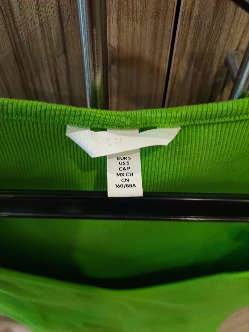 H&m green shirt top sz S (Category: Shirts) located in Cebu City. Submitted by beagles30 (Listing ID 1337992621, Image 2). Description: h&m green shirt top sz S 200.