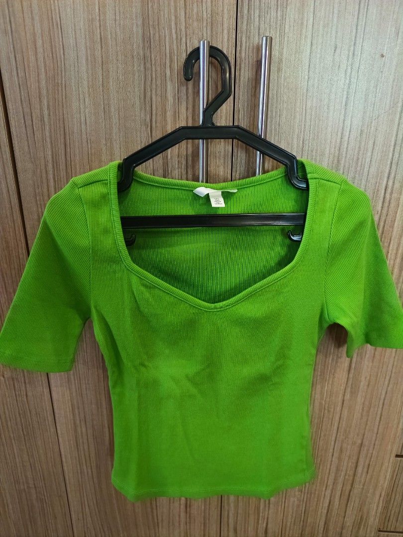 H&m green shirt top sz S (Category: Shirts) located in Cebu City. Submitted by beagles30 (Listing ID 1337992621, Image 1). Description: h&m green shirt top sz S 200.