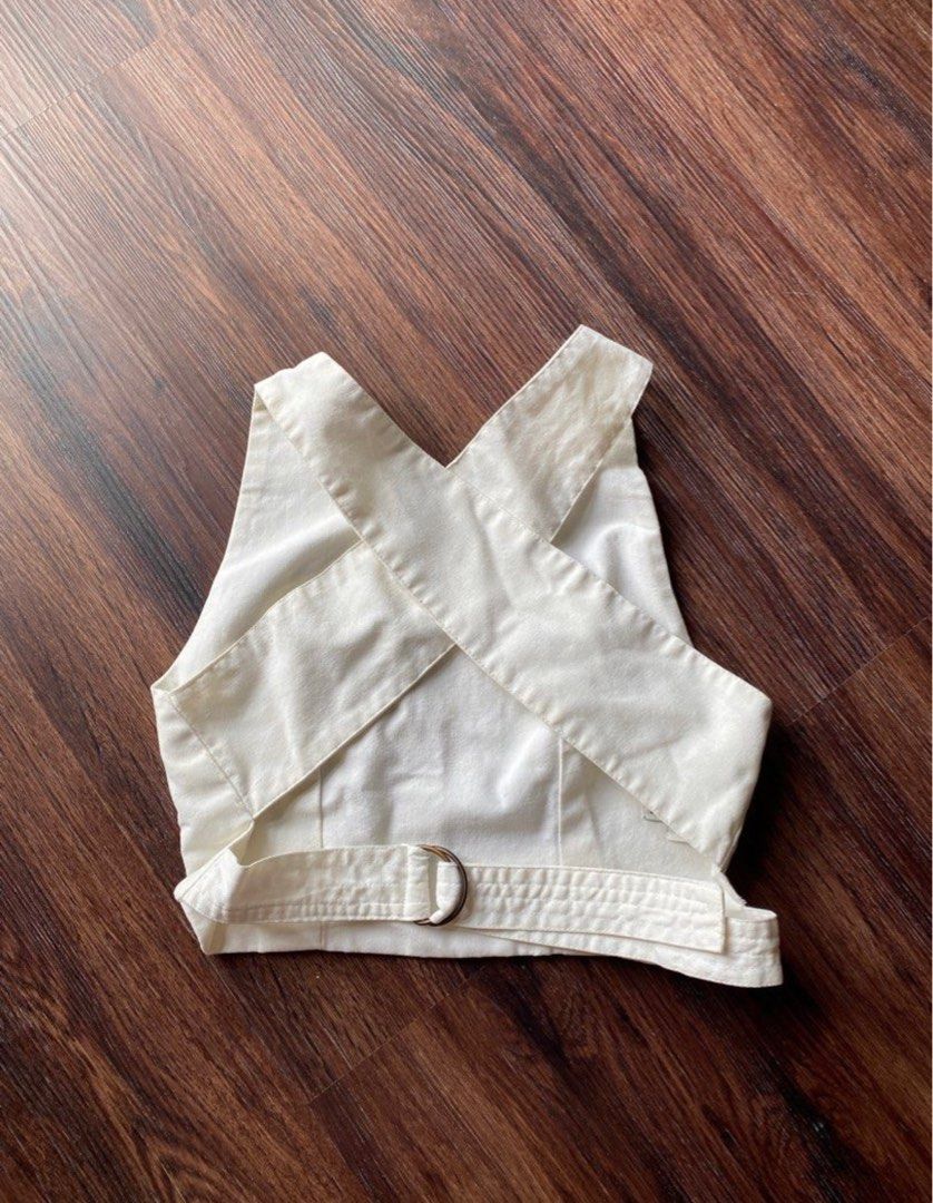 Linen backless top (Category: Sleeveless) located in Manila. Submitted by declutterfindss (Listing ID 1338115615, Image 3). Description: White linen backless top Has a little stain on the inside of the top due to the belt but wont see it when worn (check last photo) Last price already! Pls no low ballers SF c/o buyer MOP BPI or Gcash only.