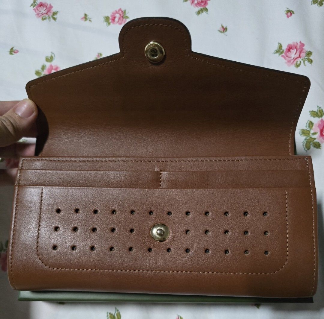 Authentic Longchamp - Mademoiselle Continental Long (Category: Wallets & Card holders) located in Muntinlupa City. Submitted by atol0987 (Listing ID 1338050080, Image 3). Description: authentic buyer to shoulder sf.