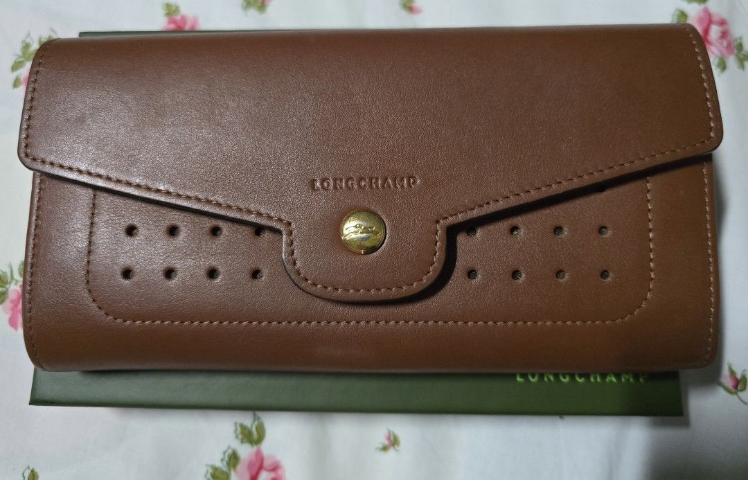 Authentic Longchamp - Mademoiselle Continental Long (Category: Wallets & Card holders) located in Muntinlupa City. Submitted by atol0987 (Listing ID 1338050080, Image 1). Description: authentic buyer to shoulder sf.