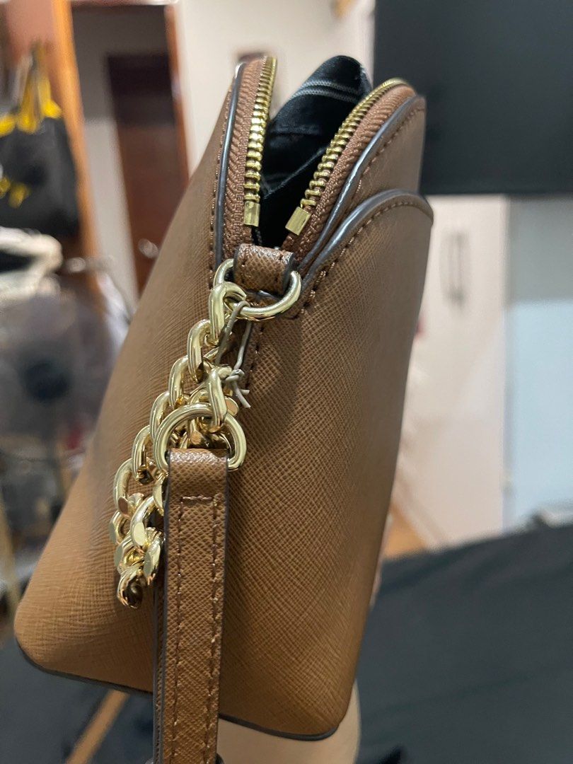 Original Michael Kors Crossbody Bag (Category: Luxury Bags & Wallets) located in Pasig City. Submitted by owenmaye (Listing ID 1337940299, Image 3). Description: Michael Kors Jet Set Travel Emmy Dome Brown Crossbody Bag In very good condition Guaranteed original with authenticity card This is preloved item, please manage your expectation. Pick-up point: Pasig/Makati area Shipping to be shouldered by buyer Mode of payment: Metrobnk/Gcash Please ma