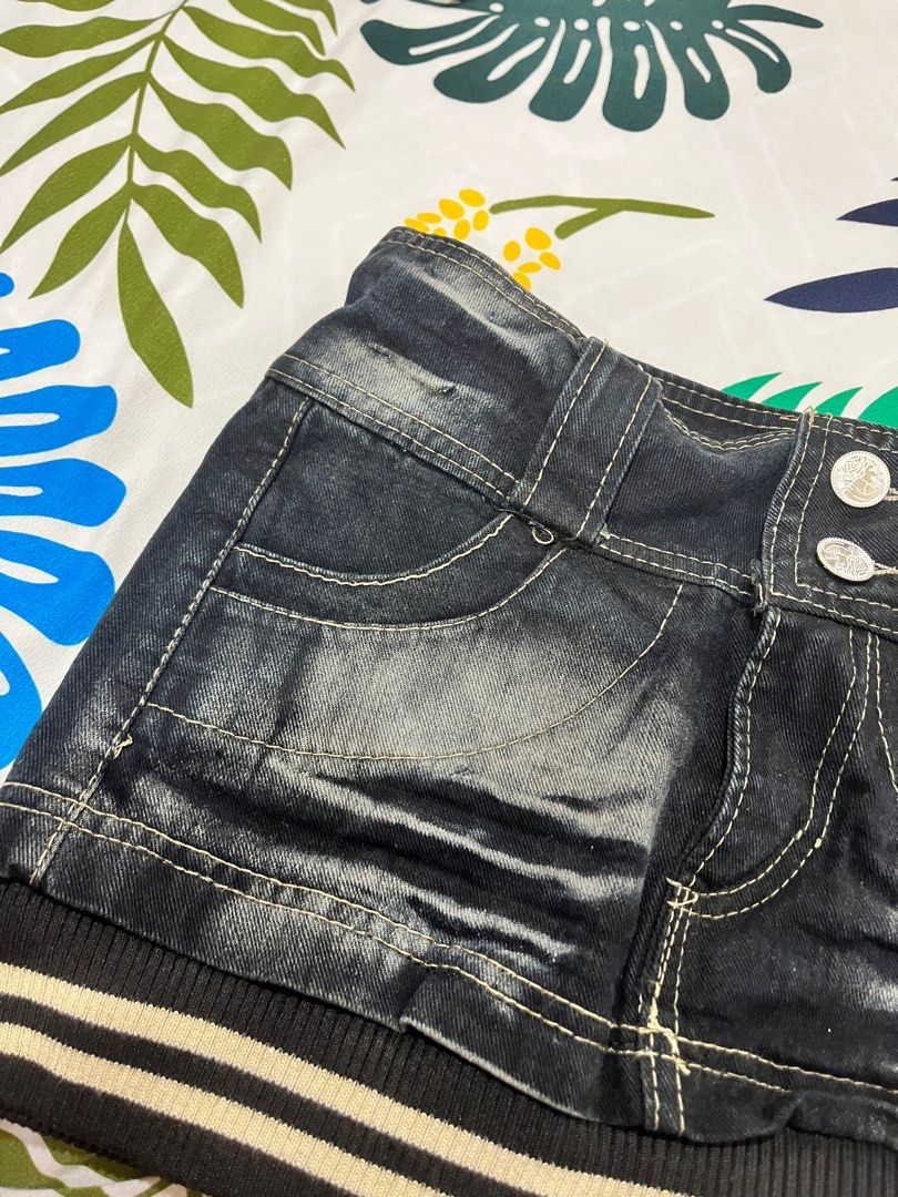 Micro Skirt/ Miniskirt (Category: Skirts) located in Manila. Submitted by declutterwithnicole (Listing ID 1338088913, Image 3). Description: length - 29cm/11.4 inches size - 28”.