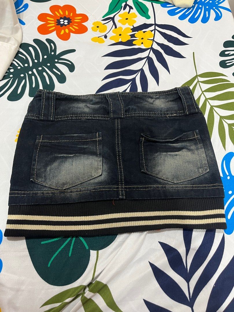 Micro Skirt/ Miniskirt (Category: Skirts) located in Manila. Submitted by declutterwithnicole (Listing ID 1338088913, Image 2). Description: length - 29cm/11.4 inches size - 28”.