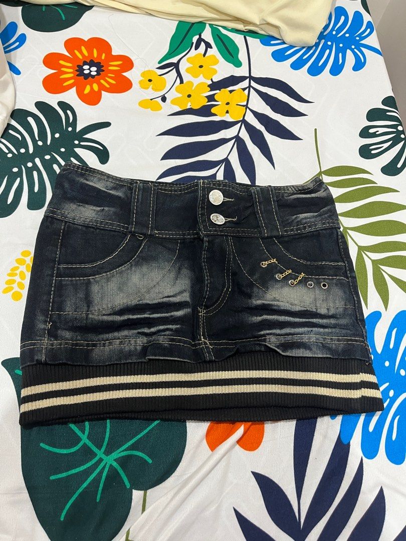 Micro Skirt/ Miniskirt (Category: Skirts) located in Manila. Submitted by declutterwithnicole (Listing ID 1338088913, Image 1). Description: length - 29cm/11.4 inches size - 28”.