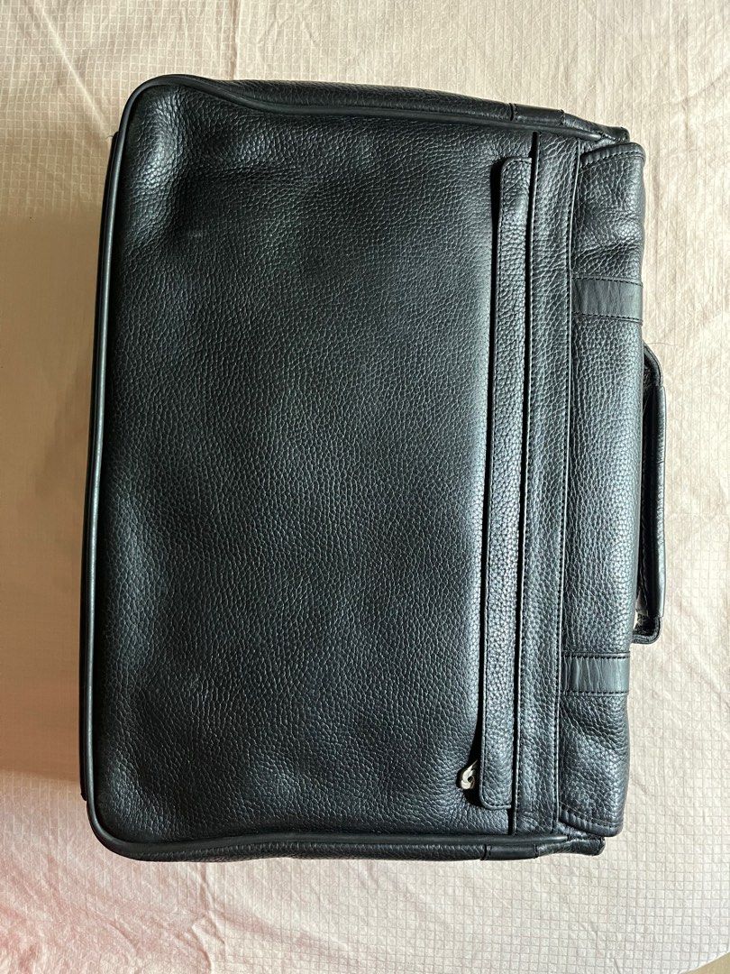 Samsonite Leather Briefcase (Category: Briefcases) located in Taguig. Submitted by bonifaciotaguig (Listing ID 1337973743, Image 2). Description: Samsonite genuine leather briefcase, with shoulder strap. Black. L 16.5” x W 11.5” Can fit laptop. .