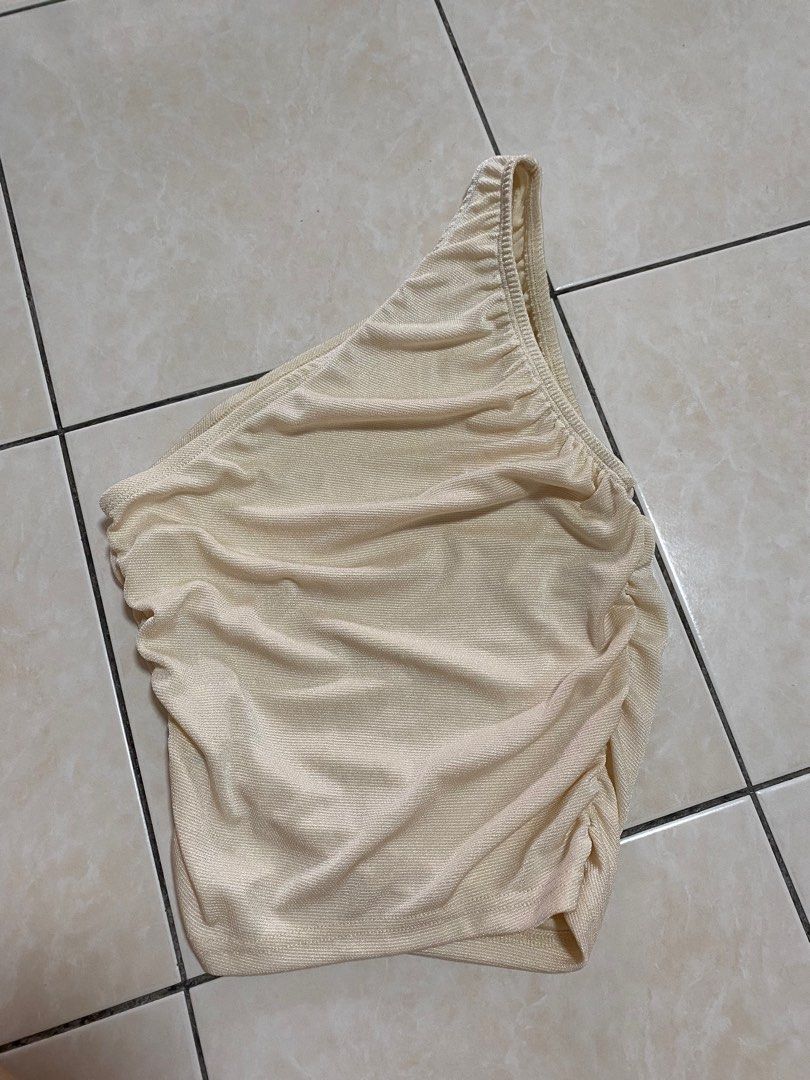 Single strap crop top (Category: Sleeveless) located in Klang. Submitted by yeeilork (Listing ID 1338083607, Image 1). Description: .