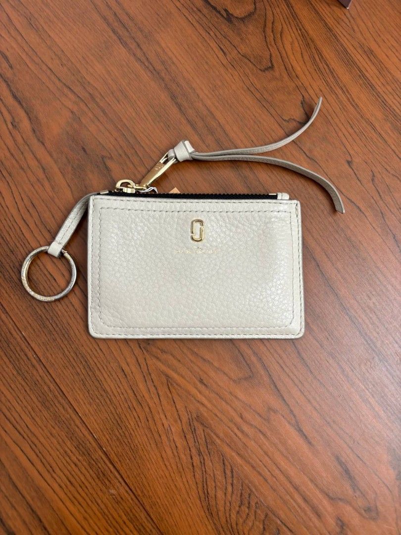 THE MARC JACOBS SOFTSHOT TOP ZIP MULTI WALLET BEIGE Luxury Bags Wallets on Carousell