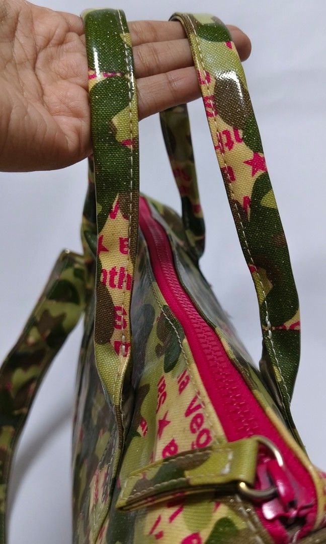 Samantha Vega Camouflage Pattern Boston Bag (Category: Luxury Bags & Wallets) located in Baguio. Submitted by PreiLoveMaria (Listing ID 1338051323, Image 3). Description: Samantha Vega Camouflage Pattern Boston Bag Two-way Duffle Bag Like New W: 34 cm H: 22 cm D: 17 cm Kindly check the Detailed photos Shipping via J&T only No COD and COP 🙂.