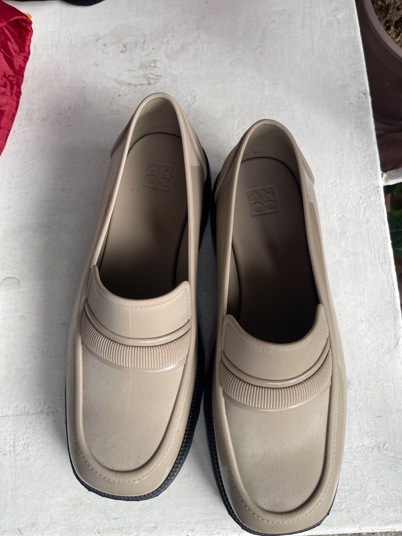 Zaxy Flow Comfortable Loafers (Category: Loafers) located in Quezon City. Submitted by geuse (Listing ID 1338050413, Image 1). Description: Made in Brazil , color beige bought at SM North US9 (very comfy & light) RFS: wrong size Only P2800 Loc. TSora QC GCash Lalamove or J&T delivery .