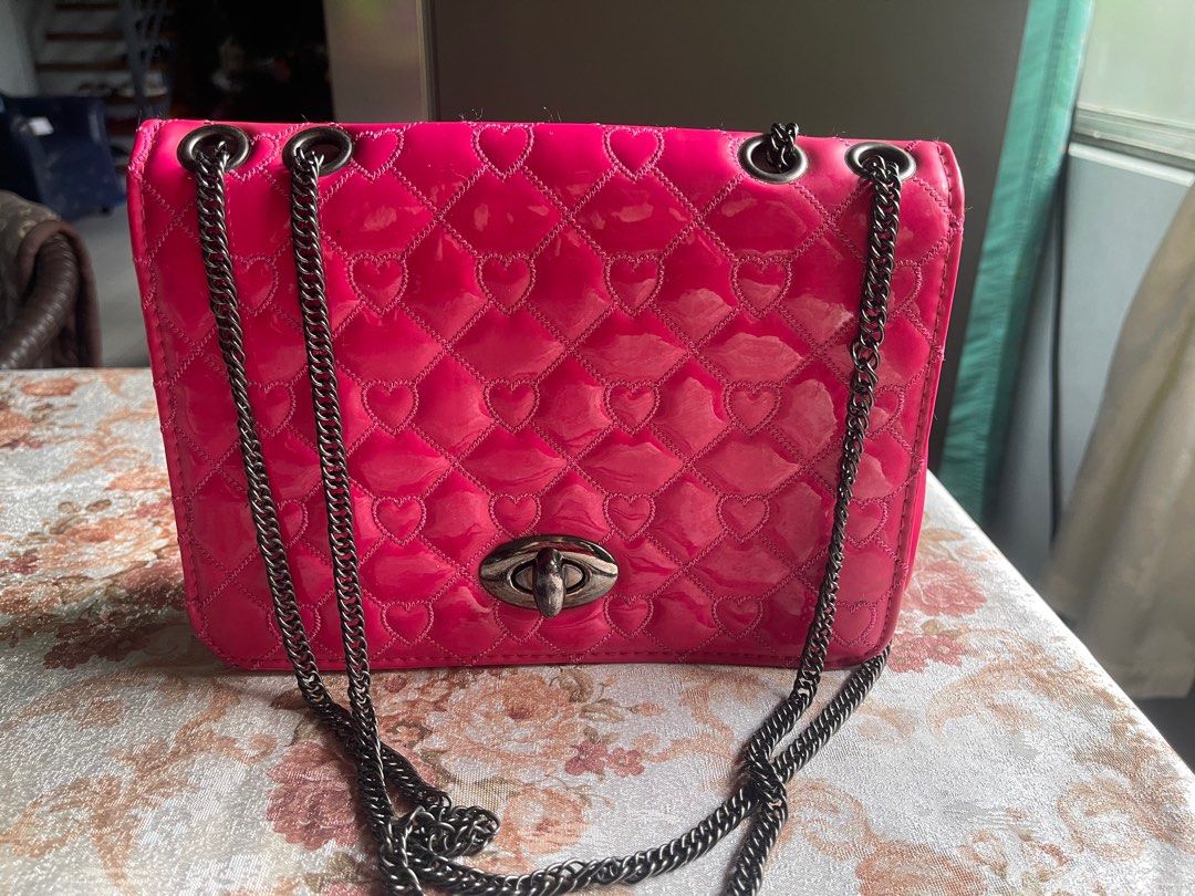 2way Shoulder/Sling Bag (Category: Cross-body Bags) located in Quezon City. Submitted by geuse (Listing ID 1338250626, Image 1). Description: Preloved, cute and nice Only flaw is the dirt inside the flap as seen in the pic Small-med size Only P300 Loc. Tandang Sora, QC Gcash Lalamove or J&T delivery.