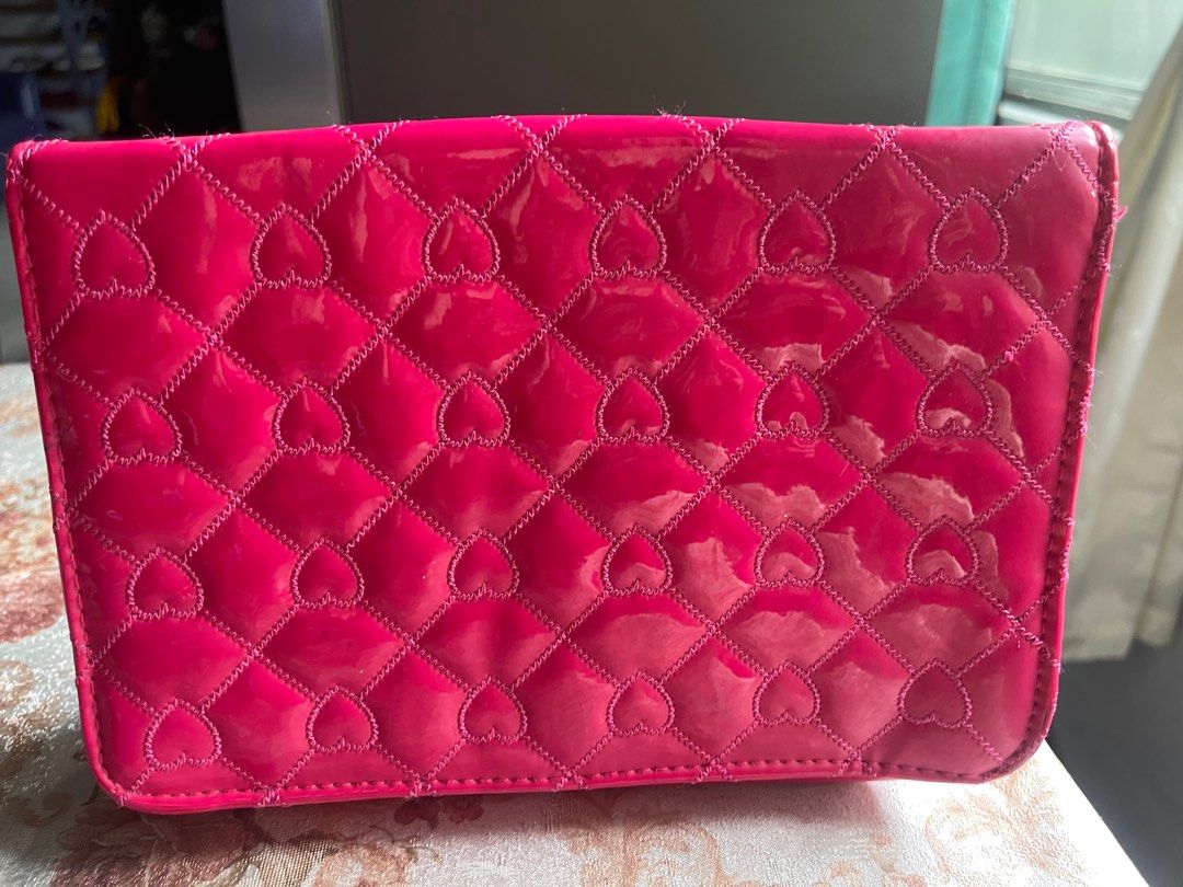 2way Shoulder/Sling Bag (Category: Cross-body Bags) located in Quezon City. Submitted by geuse (Listing ID 1338250626, Image 3). Description: Preloved, cute and nice Only flaw is the dirt inside the flap as seen in the pic Small-med size Only P300 Loc. Tandang Sora, QC Gcash Lalamove or J&T delivery.